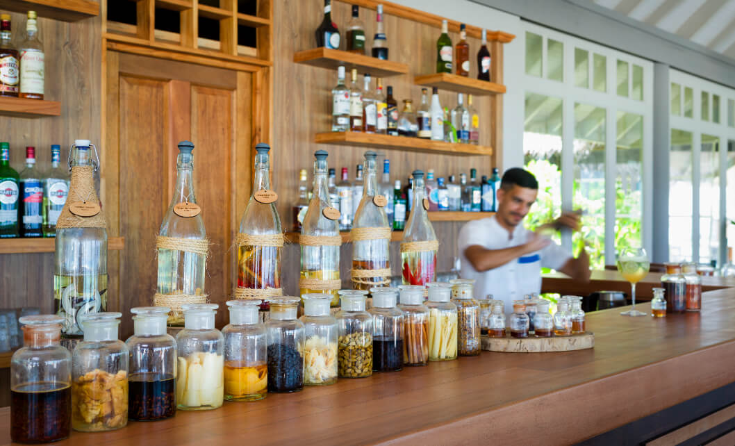 JA_Manafaru_Dining_Veli_Bar_02_2024.jpg